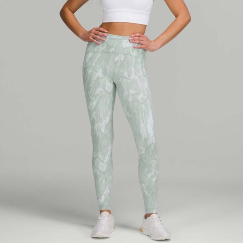 Lululemon Swift Speed Tight 28"  reverberate Chevron Jacquard Silver athletic